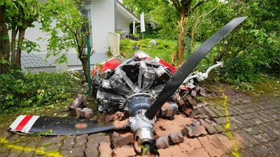 Ein Propeller der Maschine liegt vor einem Wohnhaus. (Foto: Enrique Kaczor/onw-images/dpa)