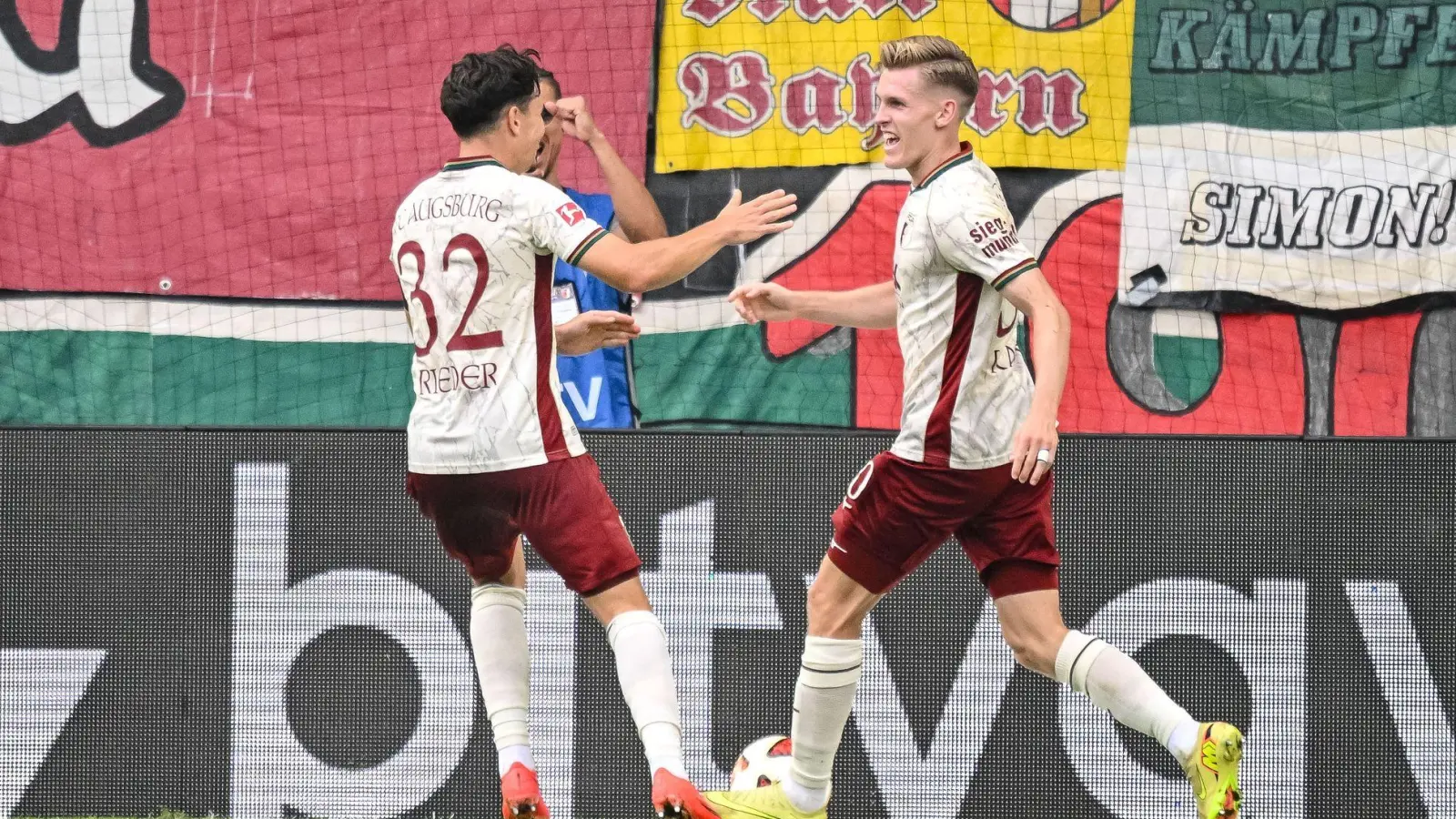 Augsburgs bester Mann gegen Schalke: Kade (Foto: Harry Langer/dpa)