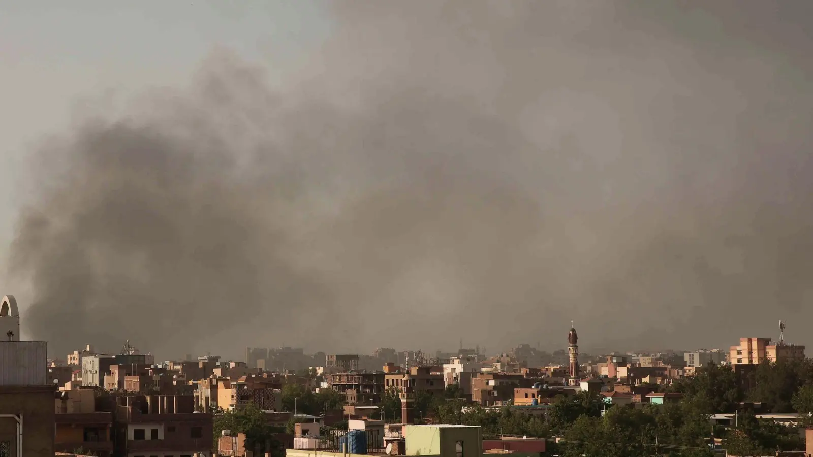 Rauch steigt am 29.04.2023 über der sudanesischen Hauptstadt Khartum auf. (Foto: Marwan Ali/AP/dpa)