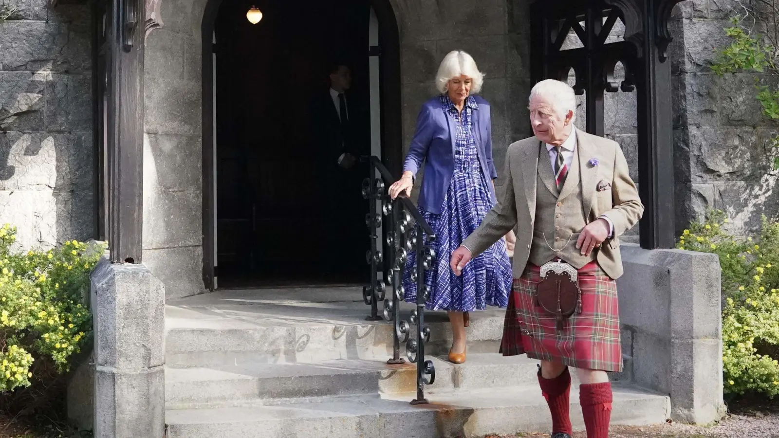 König Charles III. und Königin Camilla verlassen die Kirche Crathie Kirk in der Nähe von Balmoral. (Foto: Andrew Milligan/PA Wire/dpa)