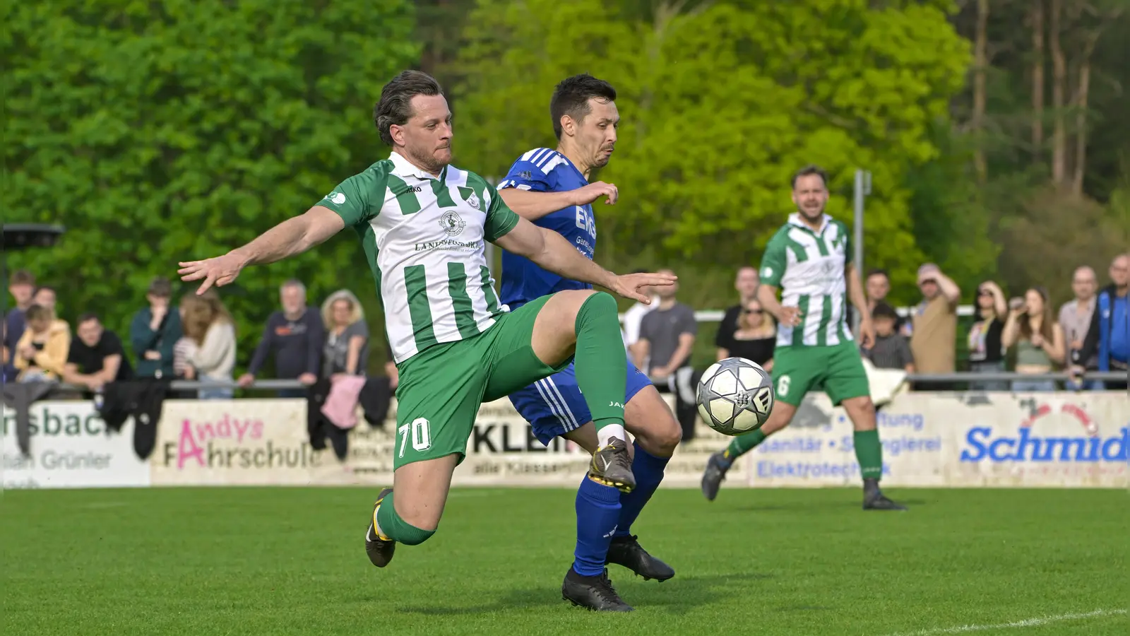Im Gemeindederby unterlag der FC/DJK Burgoberbach (links Michael Weiß) dem FV Fortuna Neuses (Simon Zottmann) mit 2:5. Am Donnerstagabend fanden die Burgoberbacher mit dem 1:0-Sieg beim Nachholspiel in Katzwang zurück in die Erfolgsspur und empfangen am Sonntag die SF Hofstetten. Neuses hat am Samstag gegen Herrieden gleich das nächste Derby. (Foto: Martin Rügner)