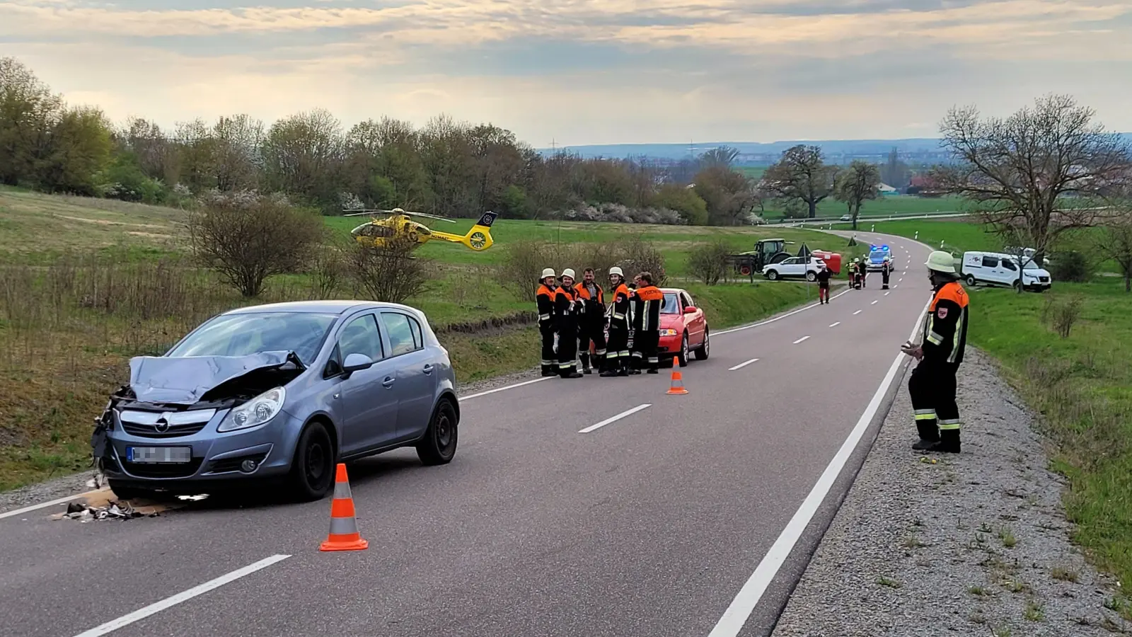 Der Unfall passierte auf der Staatsstraße zwischen Ickelheim und Breitenau. Eine Person wurde leicht verletzt. Auch der Rettungshubschrauber war vor Ort. (Foto: Nina Daebel)
