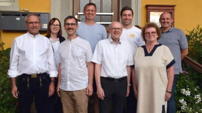 Sie standen im Mittelpunkt der Steinmetz-Spendengala (von links) im Uffenheimer Ortsteil Rudolzhofen: Günter Steinmetz, Prokuristin Sigrid Bischoff, Matthias Friedrich, Stefan Gruber, Dieter Bögelein, Christoph Steinmetz, Brigitte Stuckert und Christoph Maul. (Foto: Johannes Zimmermann)