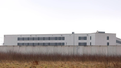 Zwei Verfahren in Zusammenhang mit Misshandlungsvorwürfen gegen frühere Mitarbeiter der JVA Augsburg-Gablingen sind zusammengeführt worden. Eine Entscheidung über ein Hauptverfahren gibt es noch nicht. (Archivbild) (Foto: Karl-Josef Hildenbrand/dpa)