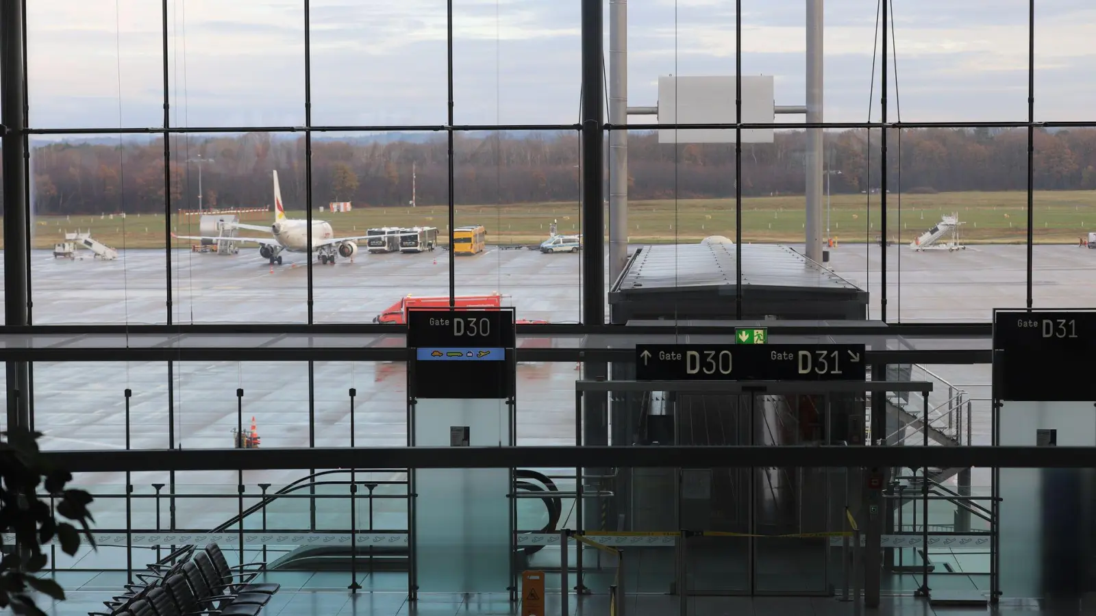 Notausgänge führen zum Rollfeld. (Foto: Sascha Thelen/dpa)