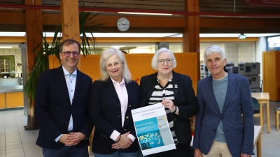 Bei dem Adventsessen in dem Ansbacher Restaurant wirken sie für den Rotary Club mit: Alexander Kalusche, zuständig für Gemeindienst, Vizepräsidentin Dr. Gudrun Winkler-Dittrich, Präsidentin Lieselotte Lindner und Karl-Friedrich Beringer, der das Programm für den besinnlichen Teil zusammengestellt hat (von links). (Foto: Oliver Herbst)