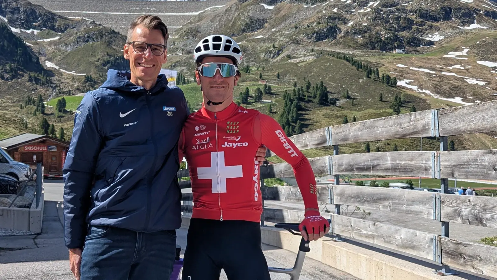 Dr. Christian Schrot (links) mit seinem Schützling Mauro Schmid im Höhentrainingslager am Kühtai in Österreich. (Foto: CS Sportmarketing)