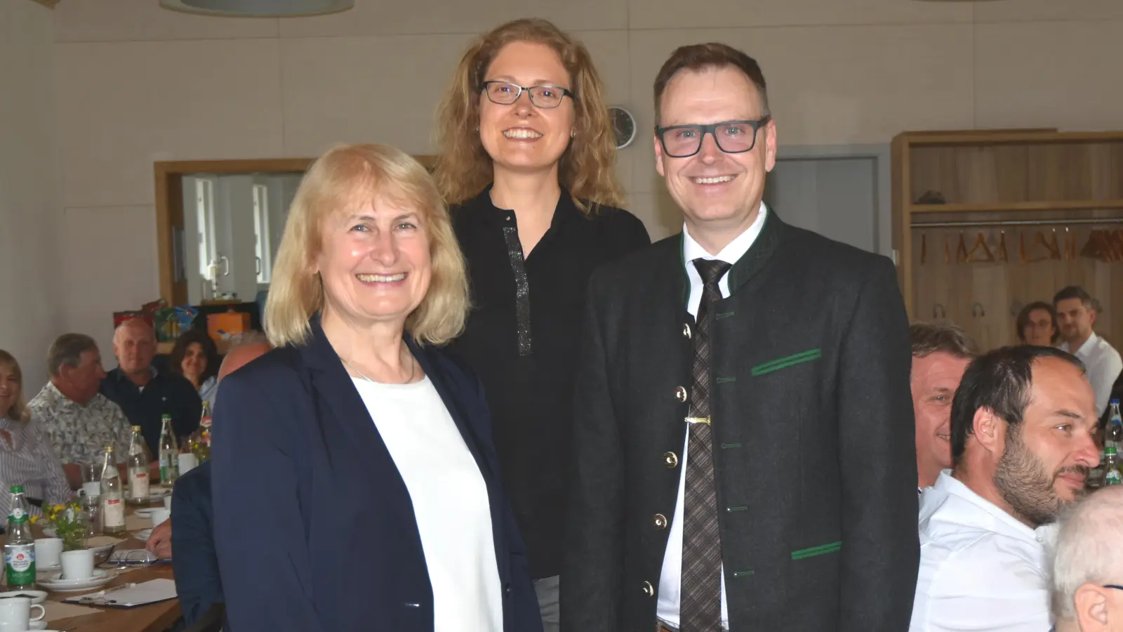 Die Geschäftsführerin des Landschaftspflegeverbandes, Helga Kerwagen (links), verabschiedet sich zum 1. Juli in den Ruhestand. Landrat Dr. Christian von Dobschütz hielt die Laudatio auf sie. Ihre Nachfolgerin ist Lisa Rauscher (Mitte).  (Foto: Anita Dlugoß)