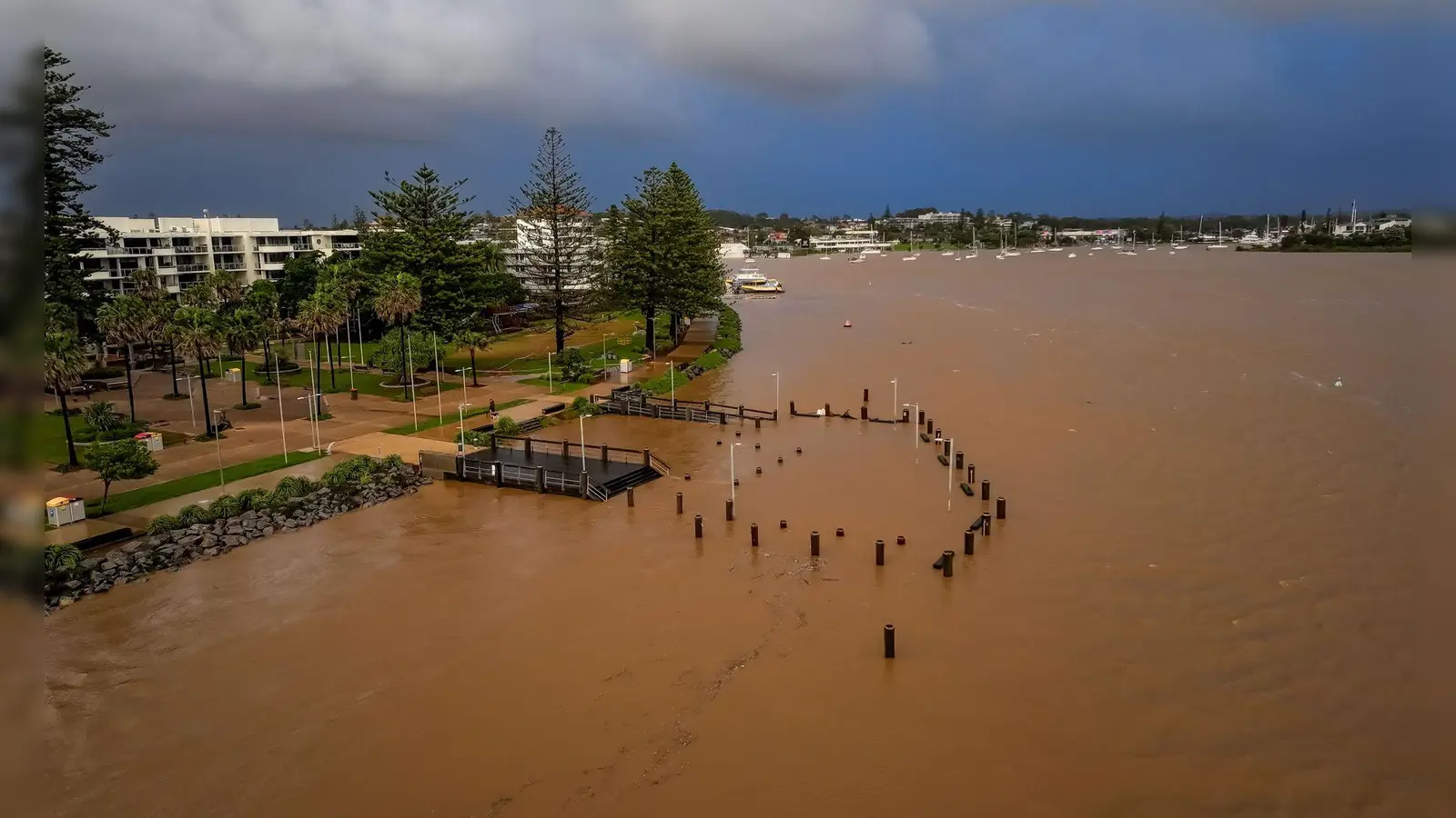 Wasser so weit das Auge reicht: Das Hochwasser an der Ostküste ist verheerend. (Foto: Lindsay Moller/AAP/dpa)