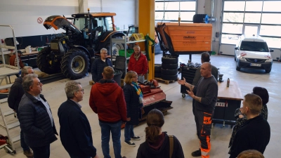 Bauhof-Leiter Thomas Siebert (in der orangenen Hose) führte die Uffenheimer Stadträte durch die neuen heiligen Hallen des Bauhofs. Die Räte zeigten sich begeistert. (Foto: Johannes Zimmermann)