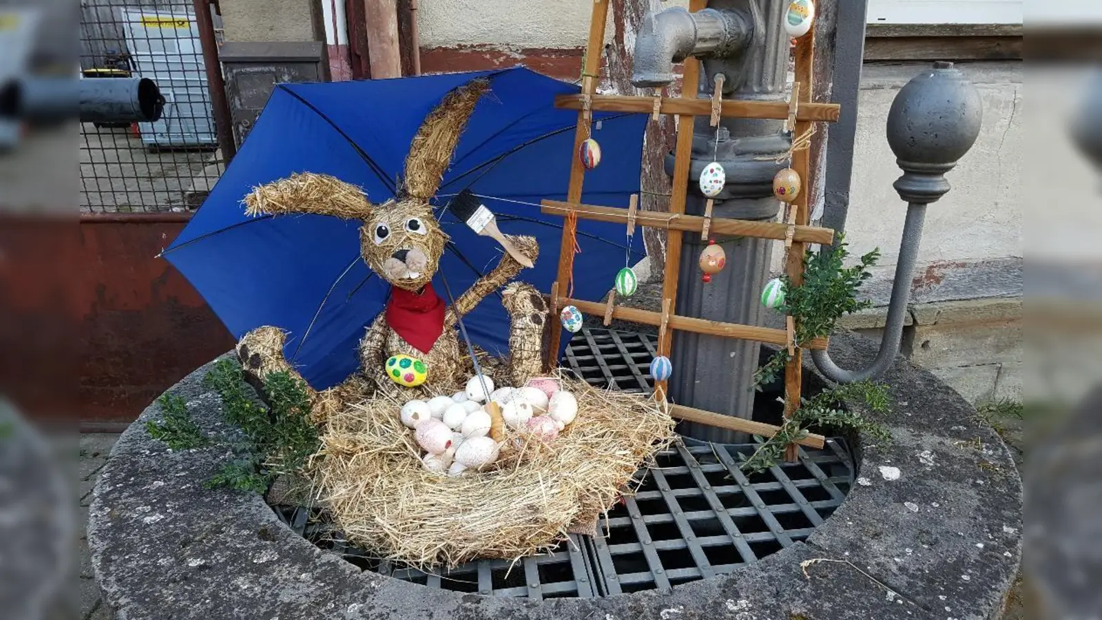 „Ich bin Stups, der kleine Osterhase und darf meine Osterzeit wieder am Brunnen verbringen. Zum Glück habe ich einen Regen- oder Sonnenschirm...für jedes Wetter!” - so grüßt der Osterhase beim Kindergarten Schloss Lichtenstein in Ippesheim die Kindergartenkinder und vor allem die Künstler-AG. Aufgestellt wurde er wieder von Leiterin Heidi Beigel mit ihrem Team. (Foto: Kindergarten Ippesheim/Heidi Beigel)