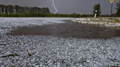 Unwetter mit Hagel zogen über Niedersachsen.  (Foto: Thomas Lindemann/Nord-West-Media TV /dpa)