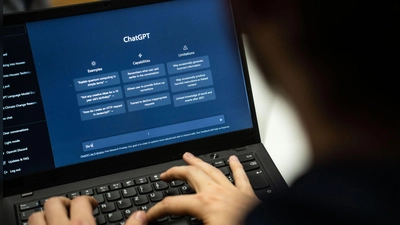Monate vor dem Schulmassaker soll die Täterin Gedanken zu Waffengewalt auf der KI-Plattform ChatGPT ausgestaltet haben. (Symbolbild) (Foto: Frank Rumpenhorst/dpa)