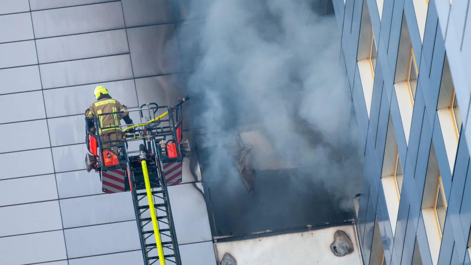 Der Einsatz sei „dramatisch“ gewesen, Menschen standen am Fenster und drohten zu springen, sagte ein Feuerwehrsprecher.  (Foto: Christophe Gateau/dpa)