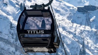 Im Skigebiet schien die Sonne, aber es gab Windwarnungen.  (Foto: Urs Flueeler/KEYSTONE/dpa)