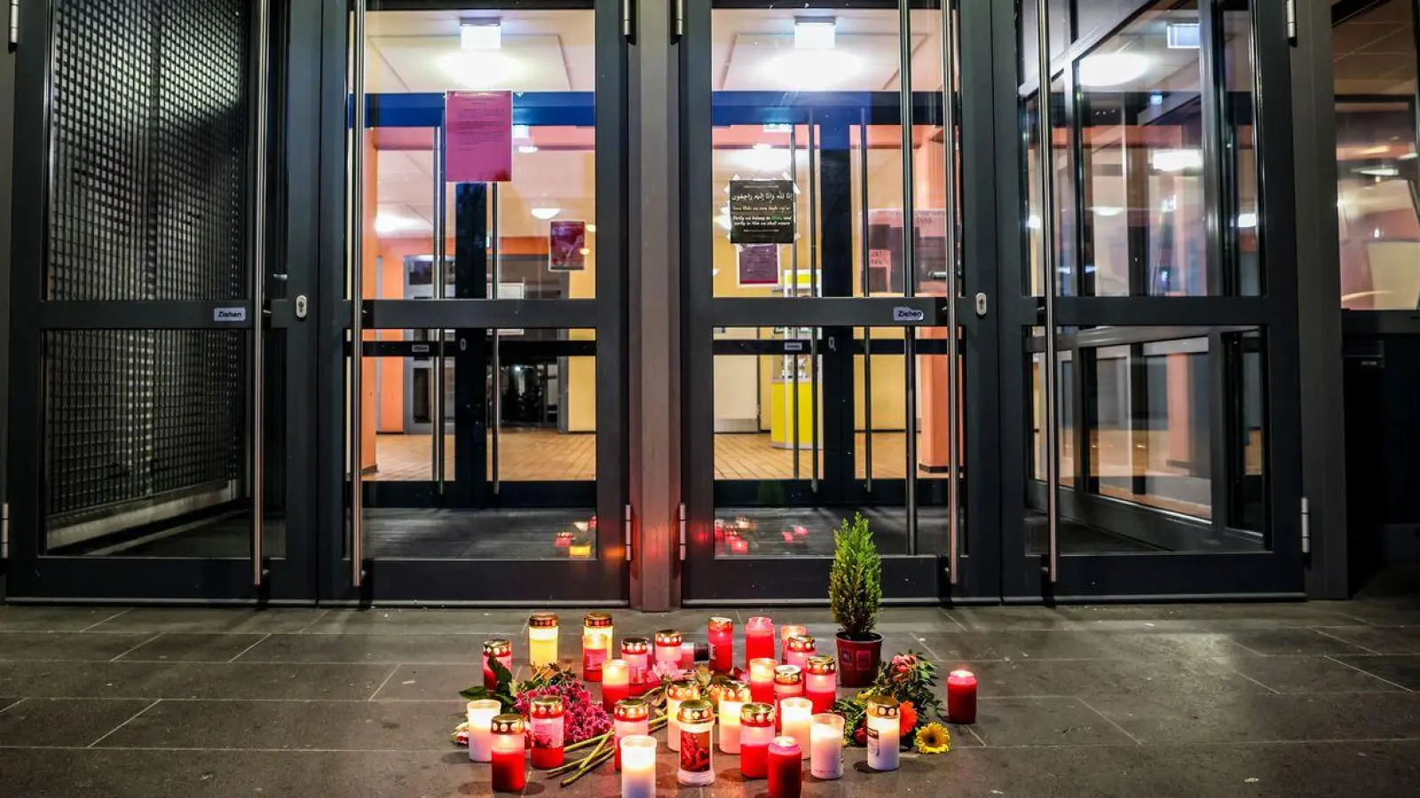 Kerzen stehen vor dem Eingang der Gesamtschule Duisburg-Mitte. (Foto: Christoph Reichwein/dpa)