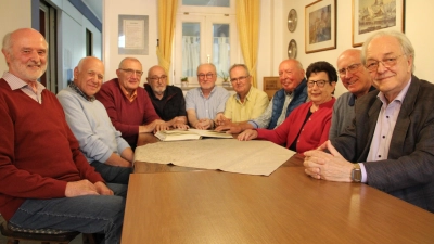 Waren bei der 600. Sitzung des Stammtischs „Die Ratlosen“ (von links): Hermann Schönborn, Dieter Seiferlein, Dr. Karl-Heinz Schneider, Peter Baß, Günther Schuster, Herbert Hachtel, Erich Landgraf, Irmgard Mittermeier, Hans-Peter Nitt und Dr. Rainer Freitag. (Foto: Clarissa Kleinschrot)