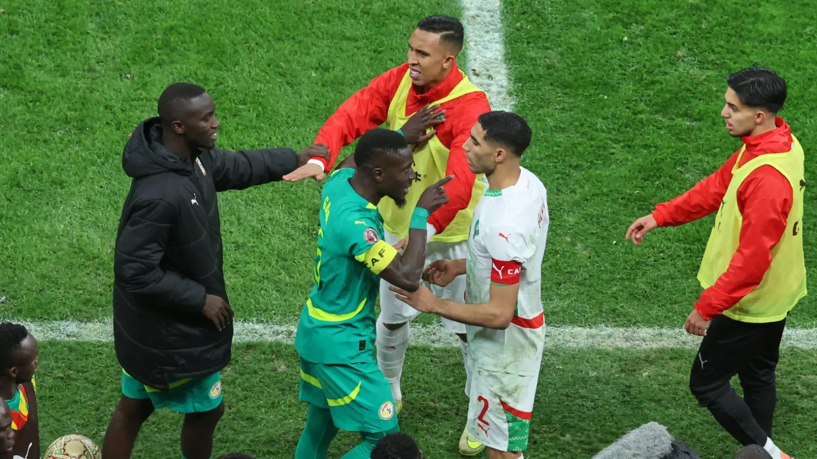 Die Spieler beider Teams gerieten im Finale des Afrika Cups mächtig aneinander. (Archivbild) (Foto: Youssef Loulidi/AP/dpa)