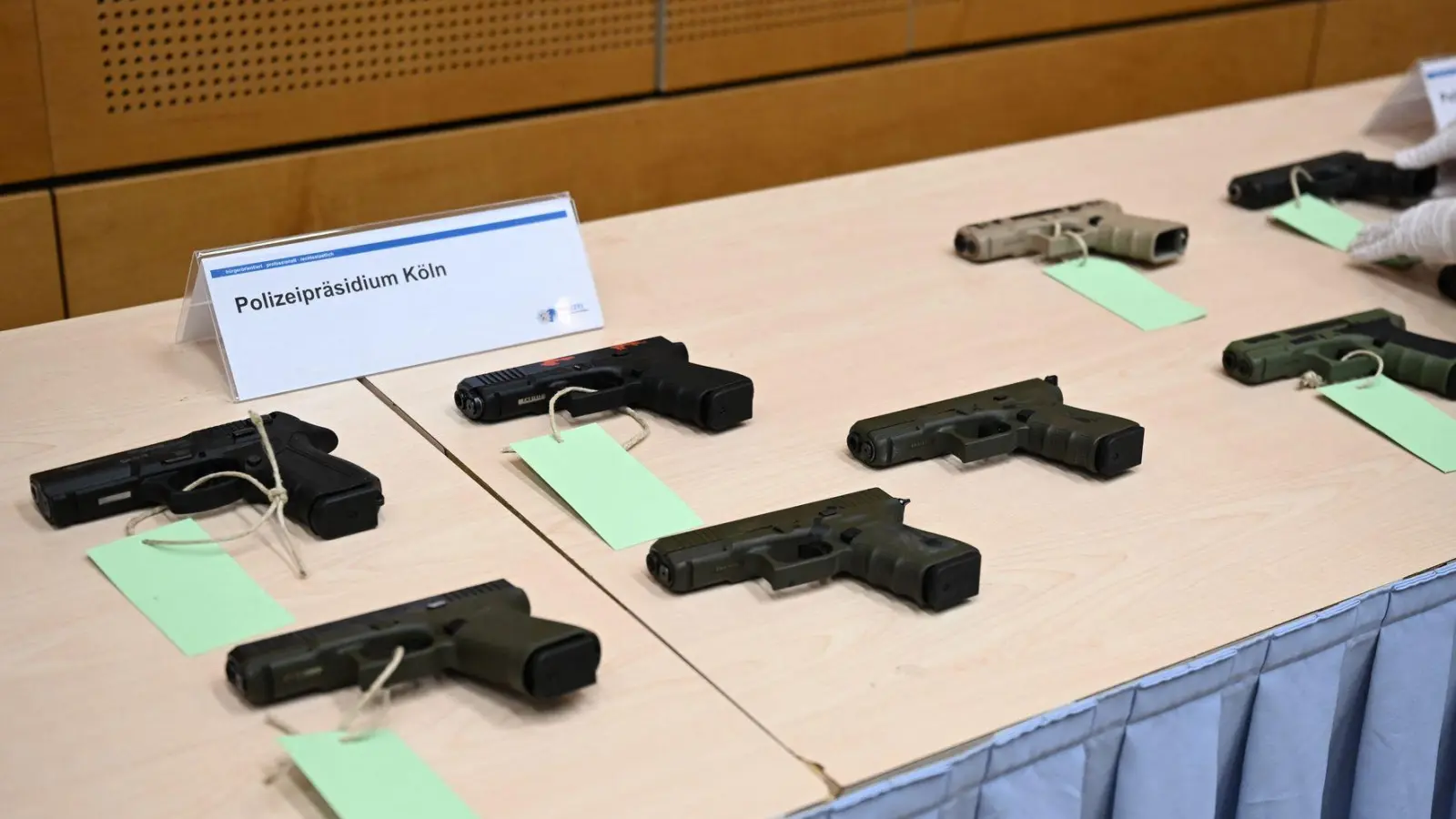 Die Polizei hat mehrere Schusswaffen sichergestellt. (Foto: Federico Gambarini/dpa)