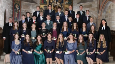 Insgesamt 34 Mädchen und Jungen haben in Feuchtwangen ihre Konfirmation gefeiert. Das Foto zeigt sie mit Pfarrerin Daniela Bachmann und Pfarrer Jörg Herrmann. (Foto: Fotostudio Brenne)