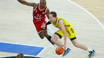 Bayerns Isiaha Mike (links) und Justin Bean von Alba Berlin kämpfen um den Ball. (Foto: Matthias Stickel/dpa)