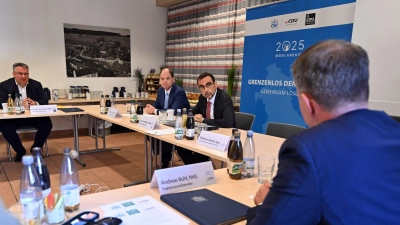 Die Fraktionsspitzen trafen sich in Mödlareuth an der einstigen deutsch-deutschen Grenze.  (Foto: Martin Schutt/dpa)