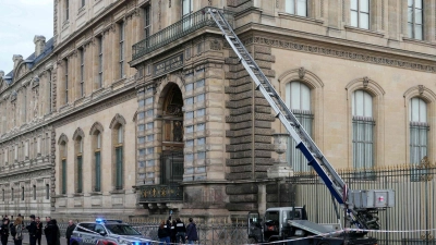 Erst lieferte der Louvre-Raub Stoff für ein Enthüllungsbuch, jetzt wird der Einbruch auch verfilmt.(Archivbild) (Foto: Dimitar Dilkoff/AFP/dpa)