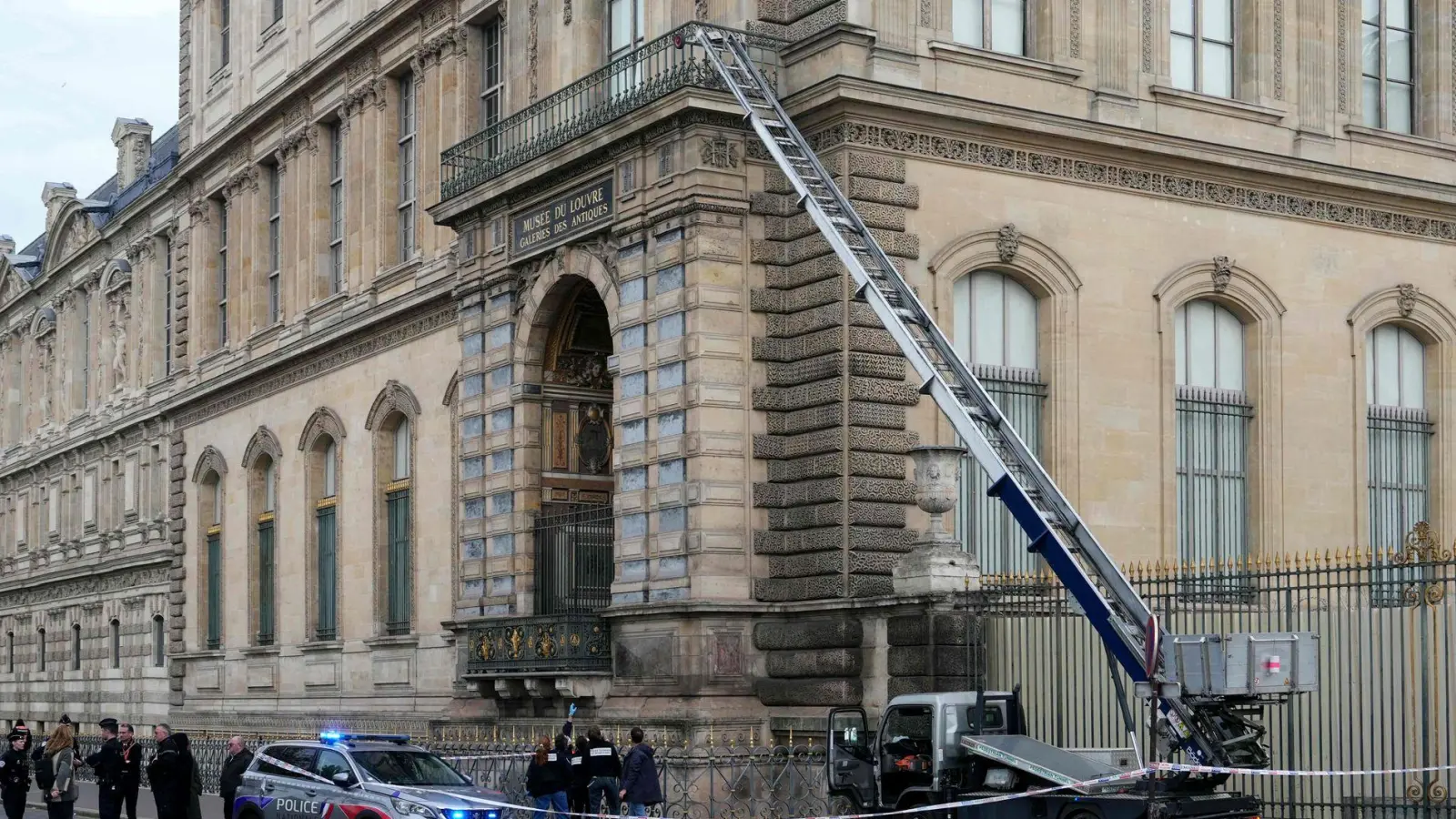 Erst lieferte der Louvre-Raub Stoff für ein Enthüllungsbuch, jetzt wird der Einbruch auch verfilmt.(Archivbild) (Foto: Dimitar Dilkoff/AFP/dpa)