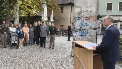 Vor dem Berliner Mauerstück und im Beisein von Vertretern der amerikanischen und der deutschen Streitkräfte hielt Oberbürgermeister Thomas Deffner (rechts) seine Rede zum Tag der Deutschen Einheit. (Foto: Robert Maurer)