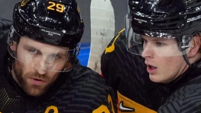 Deutschlands Eishockey-Cracks stehen im Olympia-Viertelfinale gegen die Slowakei. (Foto: Carolyn Kaster/AP/dpa)
