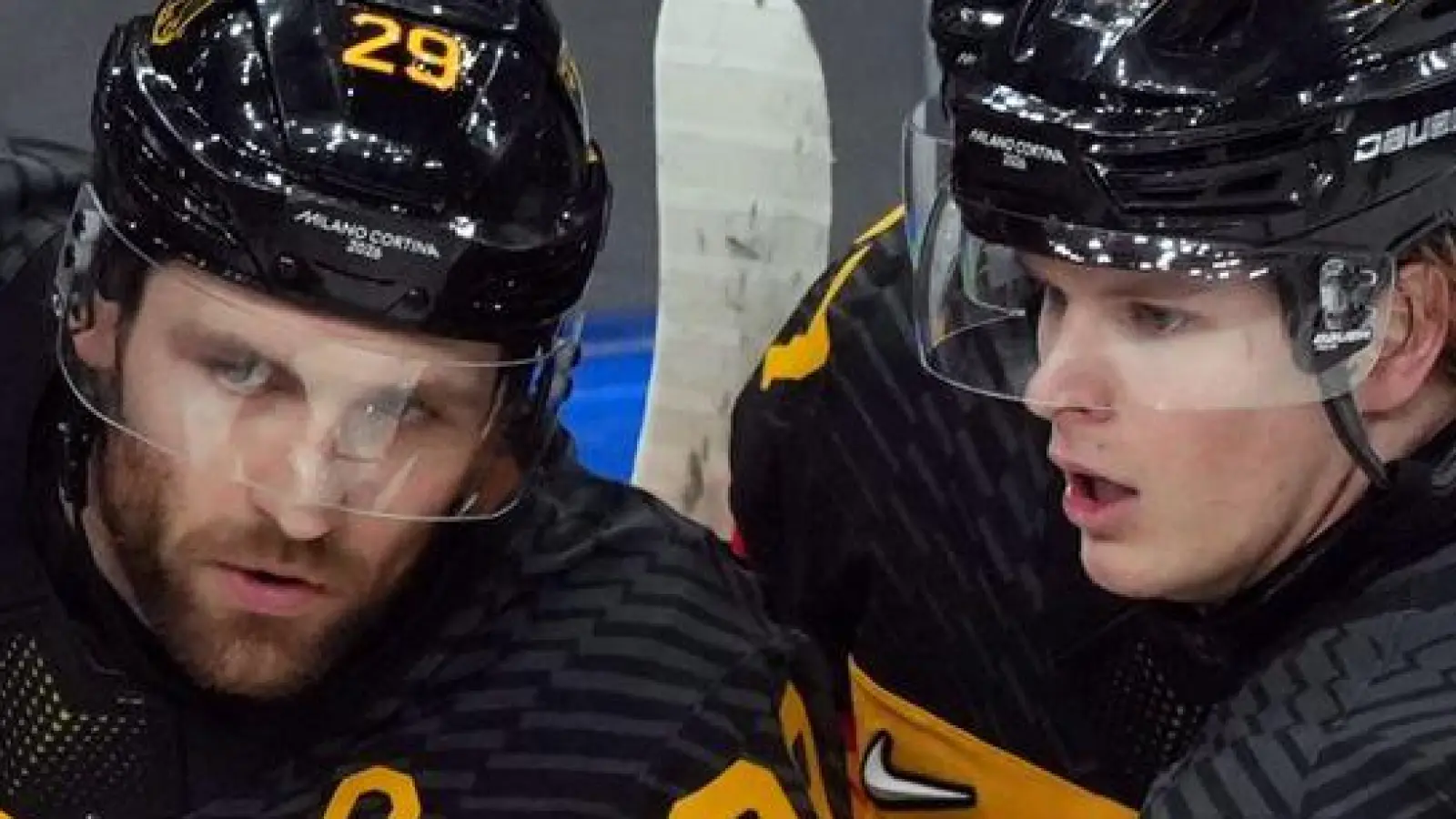 Deutschlands Eishockey-Cracks stehen im Olympia-Viertelfinale gegen die Slowakei. (Foto: Carolyn Kaster/AP/dpa)