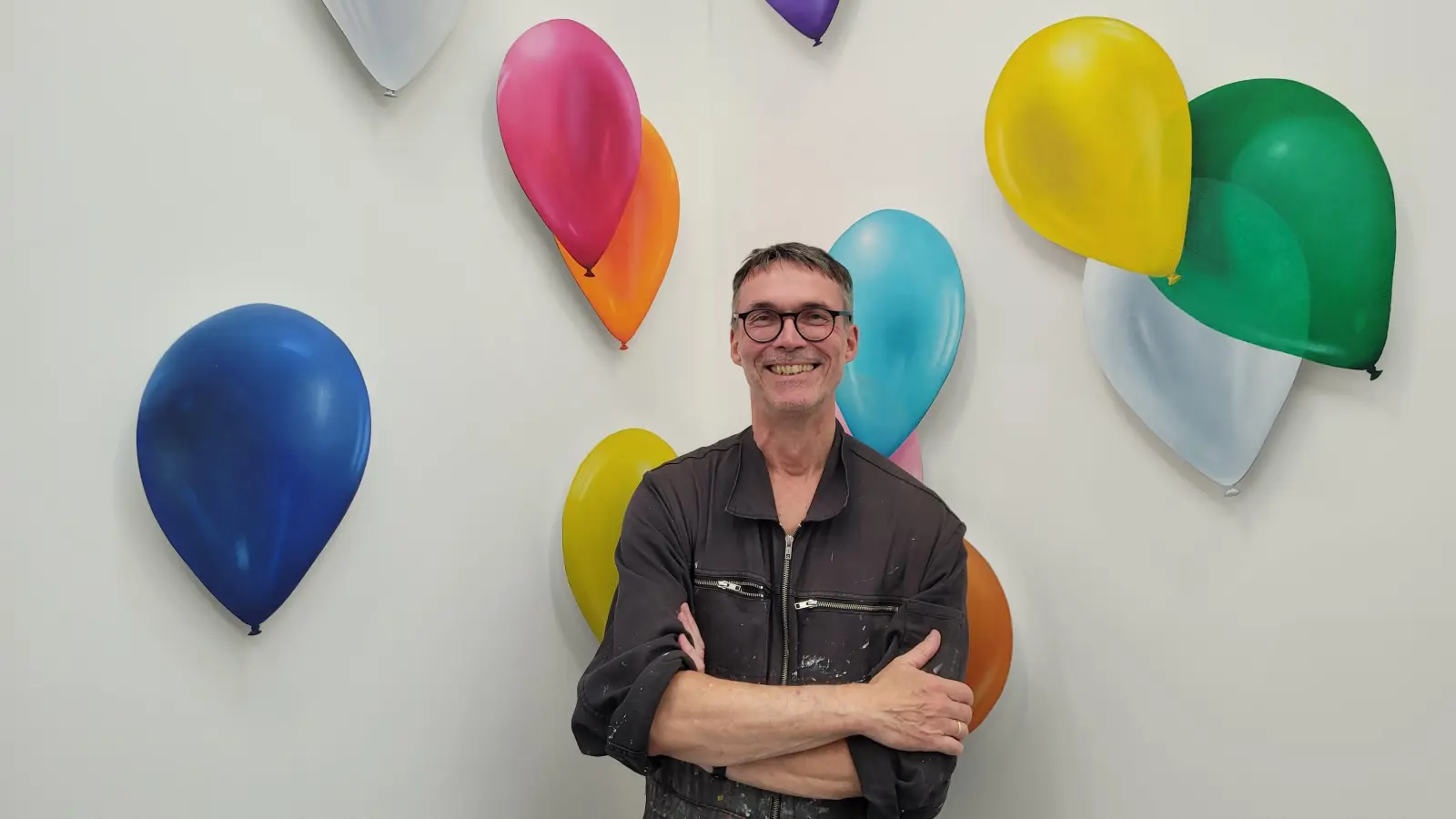Gerhard Rießbeck lässt in seiner Galerie bunte Luftballons steigen. (Foto: Nina Daebel)