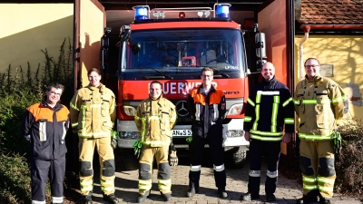 Vor ihrem Löschgruppenfahrzeug präsentieren sich am Gerätehaus Verantwortliche der Feuerwehr (von links): Kommandant Gerhard Keil, Stellvertreter Johannes Assenbaum, Vorsitzender Michael Lochmüller, Stellvertreter Florian Mändlein sowie die Gruppenführer Matthias Assenbaum und Manuel Gehret. (Foto: Jim Albright)