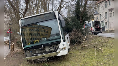 Zwei Menschen werden bei dem Unfall verletzt. (Foto: Daniel Vogl)