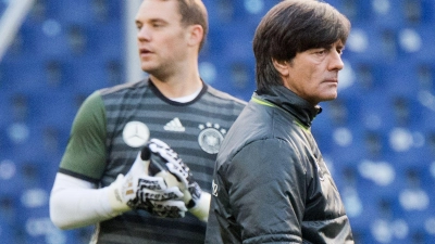 Joachim Löw (r) setzte jahrelang auf Manuel Neuer als Nummer eins. Gemeinsam wurden sie 2014 in Brasilien Weltmeister. (Foto: Julian Stratenschulte/dpa)