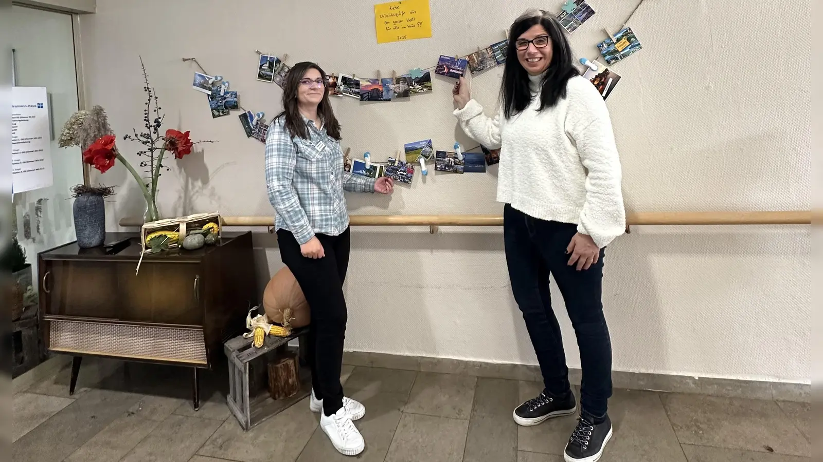 Julia Dennert (links) und Heike Gareis vor jenen Postkarten, die im zurückliegenden Sommer ans Neustädter Seniorenheim geschickt worden waren (Foto: Christa Güllich)