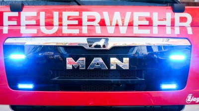 Wegen eines Großbrandes in Unterfranken sollen Anwohner die Fenster geschlossen halten. (Symbolbild) (Foto: Julian Stratenschulte/dpa)