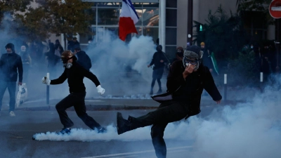 Sicherheitskräfte setzten Tränengas ein.  (Foto: Jeremias Gonzalez/AP/dpa)