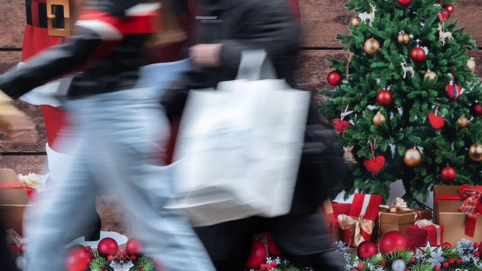 Mehr Geld für Weihnachtsgeschenke (Archivbild) (Foto: Anna Ross/dpa)