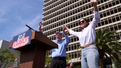 Sanders und Ocasio-Cortez bei einer gemeinsamen Veranstaltung im kalifornischen Los Angeles.  (Foto: Jae C. Hong/AP/dpa)