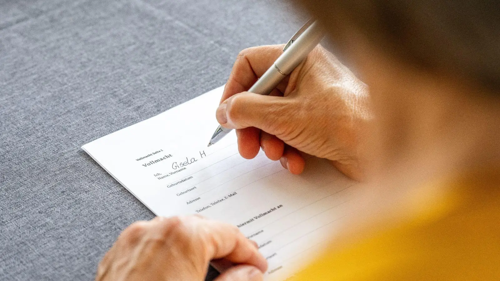 In einer Vorsorgevollmacht kann man festlegen, dass im Fall der eigenen Handlungsunfähigkeit eine Vertrauensperson anstelle eines gerichtlich bestellten Betreuers Rechtsgeschäfte übernimmt. (Foto: Benjamin Nolte/dpa-tmn/dpa)