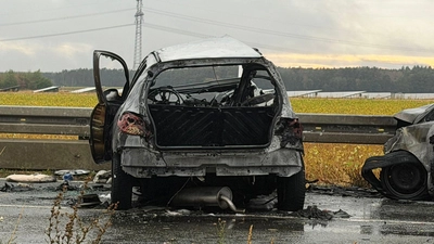 Die 36-Jährige und das neunjährige Kind starben noch an der Unfallstelle.  (Foto: Felix Besold/News5/dpa)