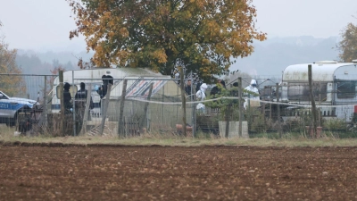 Ermittler sind bei einer Drogenrazzia im Landkreis Regensburg im Einsatz. (Foto: Kestl/Vifogra MEDIA/dpa)