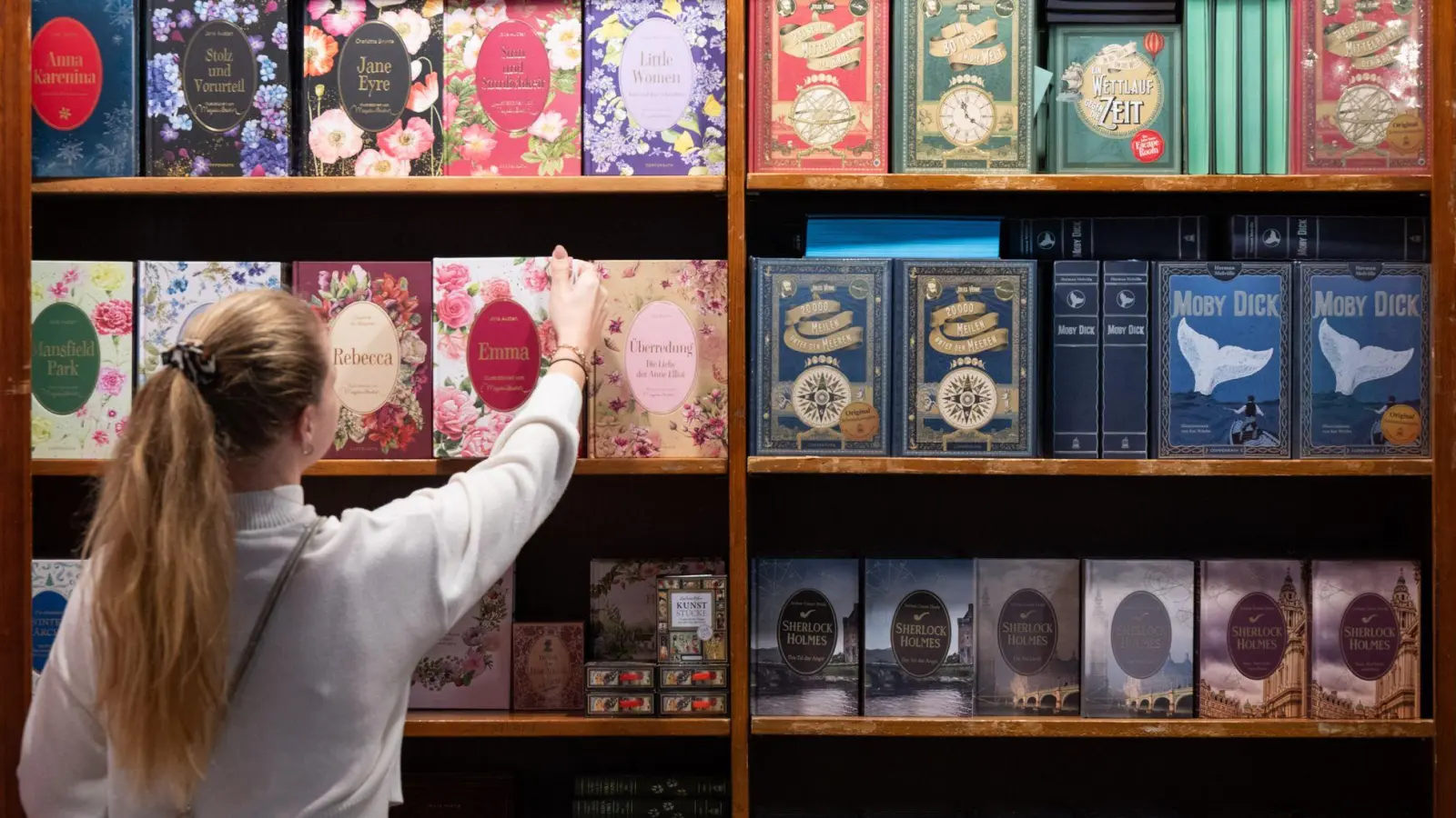 Neuerscheinungen entdecken, bei Lesungen und Diskussionen zuhören, Bücher signieren lassen: die Buchmesse ist vielfältig. (Archivbild) (Foto: Boris Roessler/dpa)