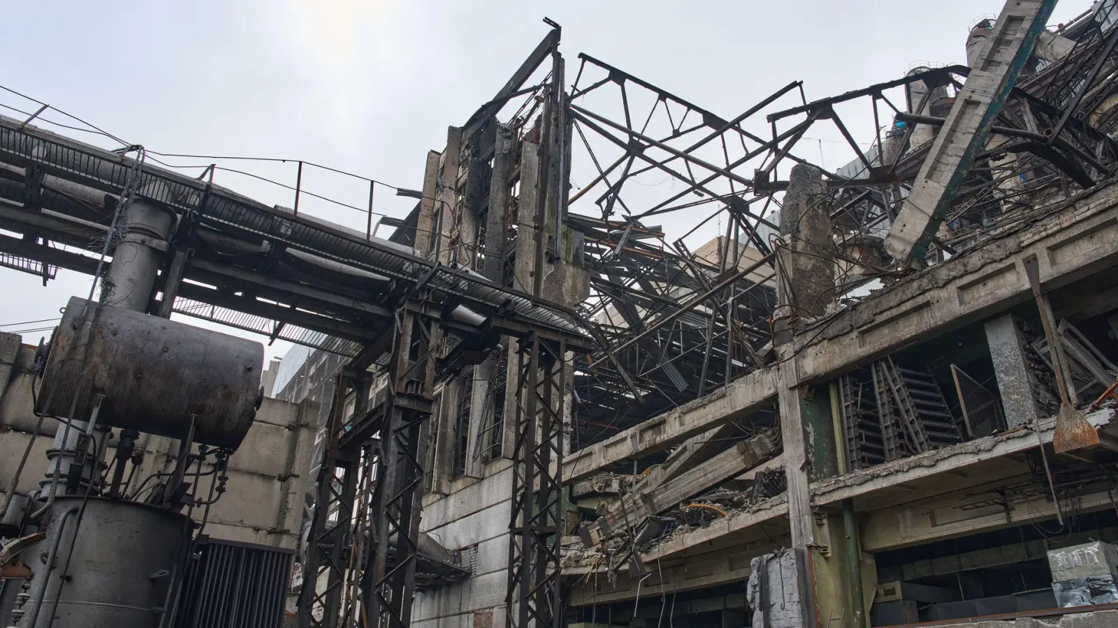 Immer wieder sind Kraftwerksanlagen in der Ukraine Ziel russischer Angriffe aus der Luft. (Archivbild) (Foto: Efrem Lukatsky/AP/dpa)