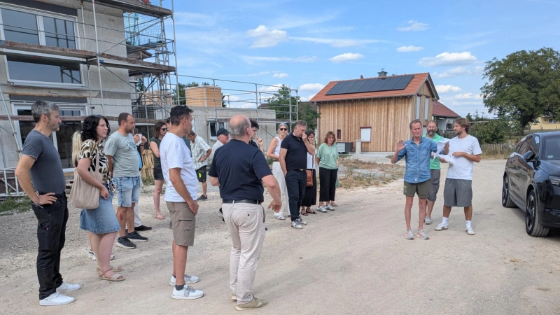 Beim Ortstermin in Sittlingen vergewisserte sich der Bauausschuss, ob die Baulinie des geplanten Wohnhauses eingehalten werden kann. (Foto: Friedrich Zinnecker)