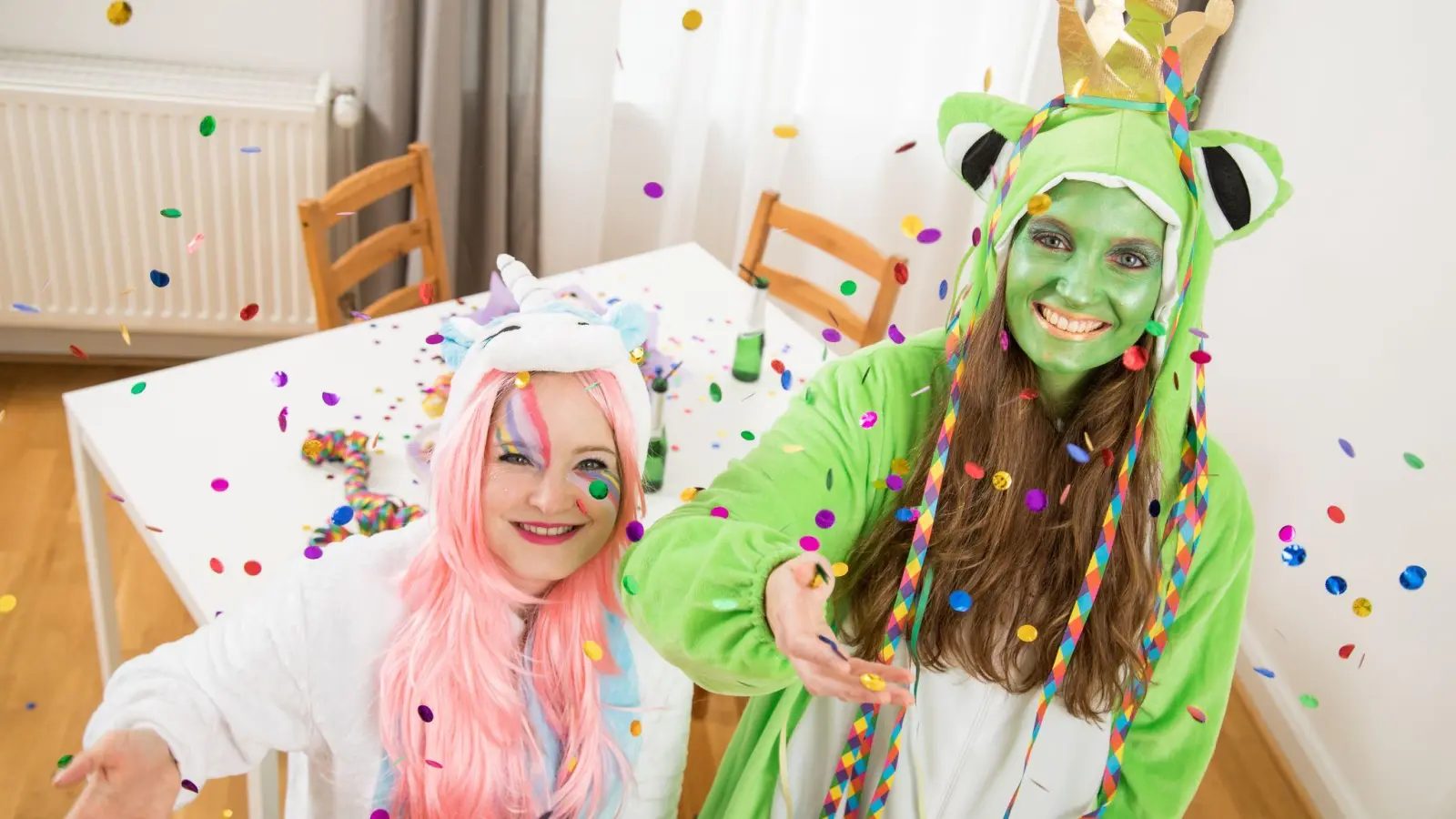Sicher feiern statt Schadstoffe riskieren: Bei Karnevalskostüm und Schminke auf Herkunft und Qualität achten. (Foto: Christin Klose/dpa-tmn)