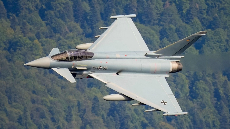 Die Area 7 Bayern ist reaktiviert worden und sorgt im Landkreis Ansbach künftig wieder für tieffliegende Kampfjets. (Foto: Vadim Ghirda/AP/dpa)