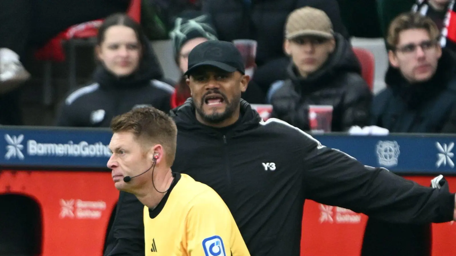 Schiedsrichter Christian Dingert zog sich in Leverkusen den Zorn der Bayern zu.  (Foto: Federico Gambarini/dpa)