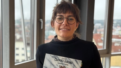 Franziska Argmann, Fachbetreuerin für Musik am Gymnasium Carolinum, freut sich auf die Aufführung der „Carmina Burana”. (Foto: Lara Hausleitner)